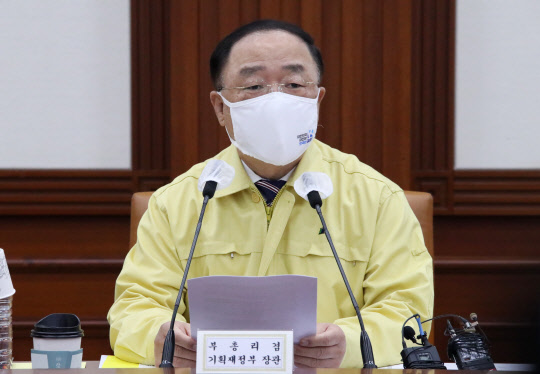 홍남기 경제부총리 겸 기획재정부 장관이 28일 정부서울청사에서 열린 제36차 비상경제 중앙대책본부 회의를 주재하고 있다. 연합뉴스